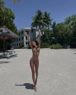 Luana Barrón feet photo thumbnail