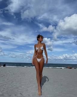 Luana Barrón feet photo thumbnail