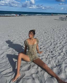 Luana Barrón feet photo thumbnail