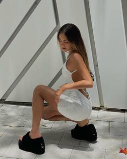 Luana Barrón feet photo thumbnail