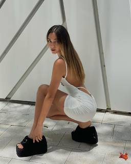 Luana Barrón feet photo thumbnail