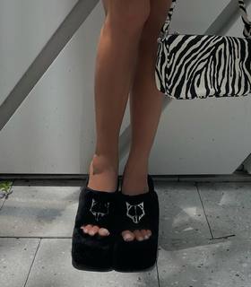 Luana Barrón feet photo thumbnail