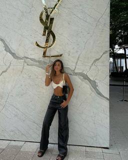 Luana Barrón feet photo thumbnail