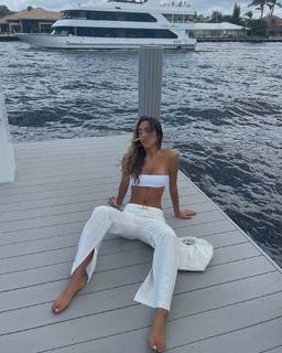 Luana Barrón feet photo thumbnail