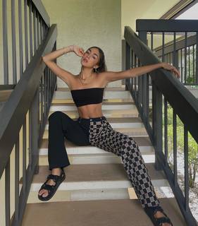 Luana Barrón feet photo thumbnail