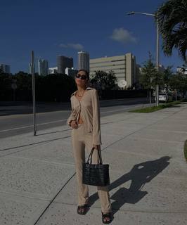 Luana Barrón feet photo thumbnail