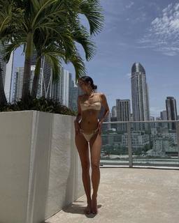 Luana Barrón feet photo thumbnail