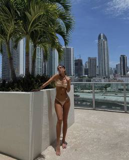 Luana Barrón feet photo thumbnail