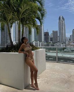 Luana Barrón feet photo thumbnail