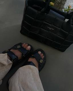 Luana Barrón feet photo thumbnail