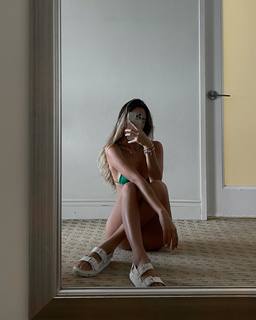 Luana Barrón feet photo thumbnail