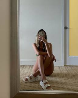 Luana Barrón feet photo thumbnail