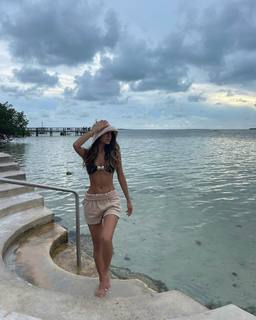 Luana Barrón feet photo thumbnail