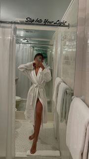 Luana Barrón feet photo thumbnail