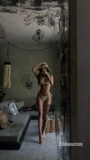 Luana Barrón feet photo thumbnail