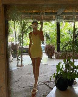 Luana Barrón feet photo thumbnail