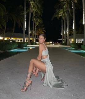 Luana Barrón feet photo thumbnail