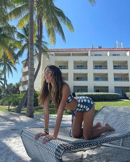 Luana Barrón feet photo thumbnail