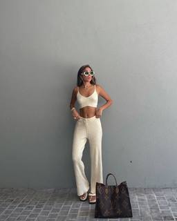 Luana Barrón feet photo thumbnail