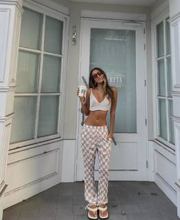 Luana Barrón feet photo thumbnail