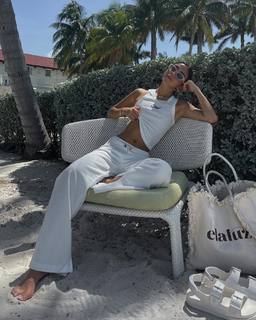 Luana Barrón feet photo thumbnail