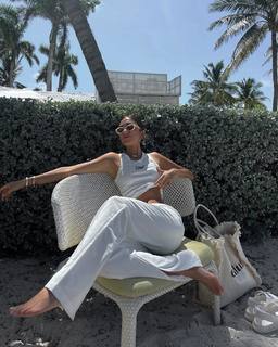 Luana Barrón feet photo thumbnail