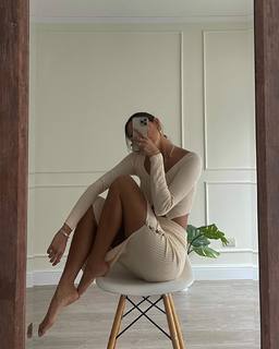 Luana Barrón feet photo thumbnail