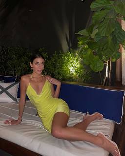 Luana Barrón feet photo thumbnail