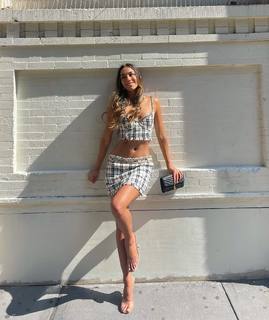 Luana Barrón feet photo thumbnail