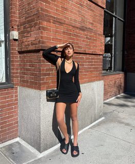 Luana Barrón feet photo thumbnail