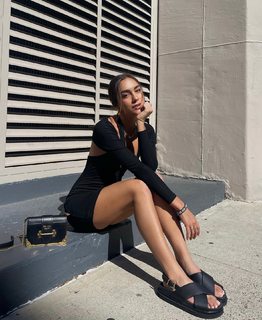 Luana Barrón feet photo thumbnail