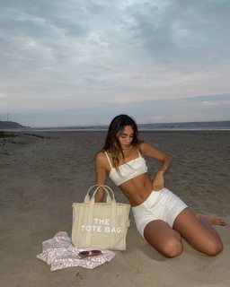 Luana Barrón feet photo thumbnail