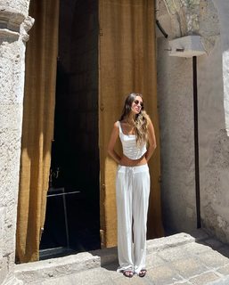 Luana Barrón feet photo thumbnail