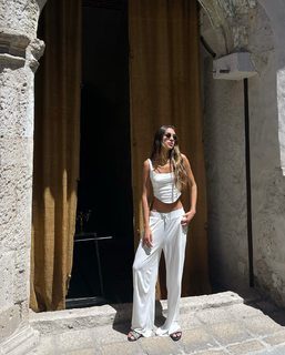 Luana Barrón feet photo thumbnail