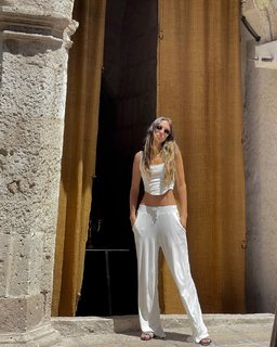 Luana Barrón feet photo thumbnail