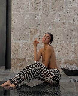 Luana Barrón feet photo thumbnail