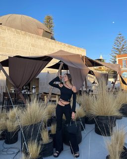 Luana Barrón feet photo thumbnail