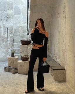 Luana Barrón feet photo thumbnail