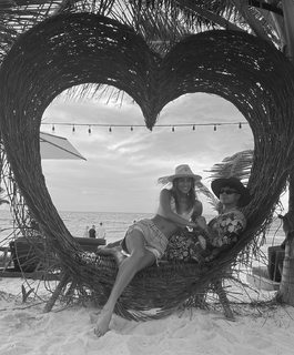 Luana Barrón feet photo thumbnail