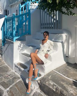 Luana Barrón feet photo thumbnail