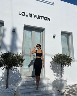 Luana Barrón feet photo thumbnail