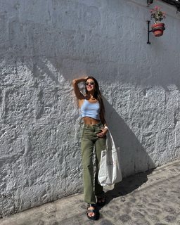 Luana Barrón feet photo thumbnail