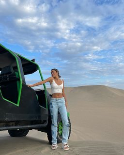 Luana Barrón feet photo thumbnail