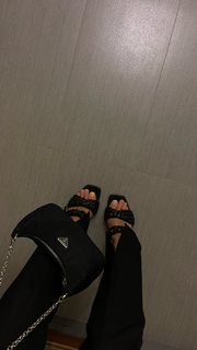 Luana Barrón feet photo thumbnail