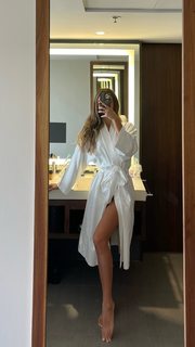 Luana Barrón feet photo thumbnail