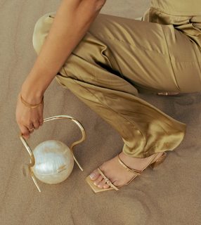 Luana Barrón feet photo thumbnail