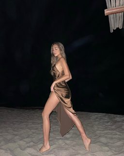 Luana Barrón feet photo thumbnail