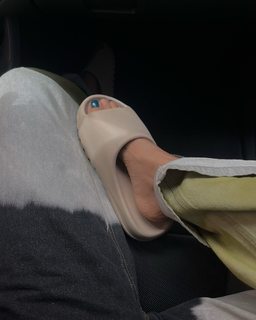 Luana Barrón feet photo thumbnail