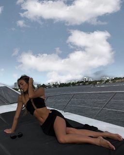 Luana Barrón feet photo thumbnail