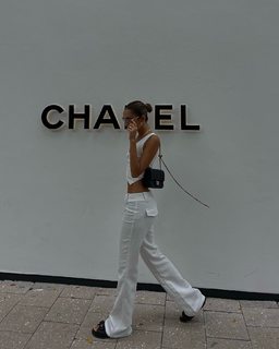 Luana Barrón feet photo thumbnail